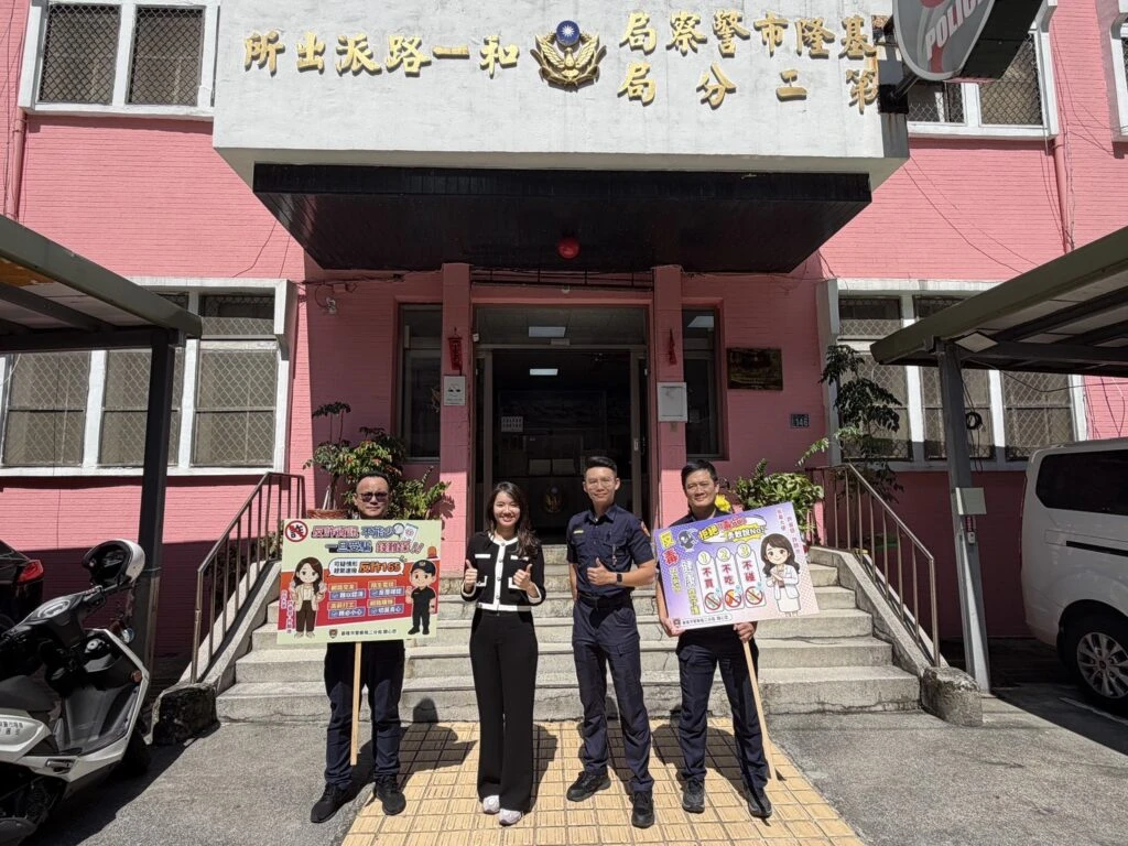 防詐大使親贈手舉牌  反詐  反毒觀念人人要有