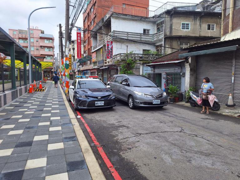 桃市警車紅線違停擋巷口險象環生惹議　民眾批帶頭違法、形象受損