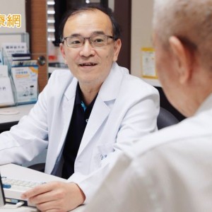 與毛小孩遊戲滑倒致頸椎損傷癱瘓！醫緊急手術助男子奇蹟恢復行走