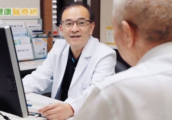 與毛小孩遊戲滑倒致頸椎損傷癱瘓！醫緊急手術助男子奇蹟恢復行走