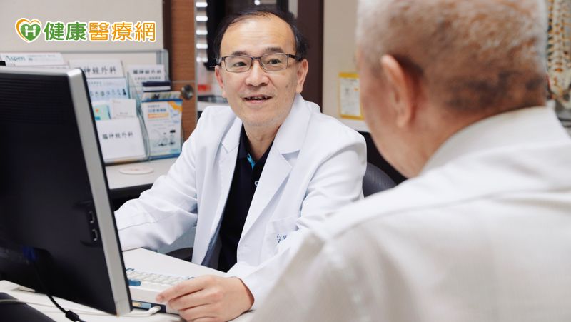 與毛小孩遊戲滑倒致頸椎損傷癱瘓！醫緊急手術助男子奇蹟恢復行走