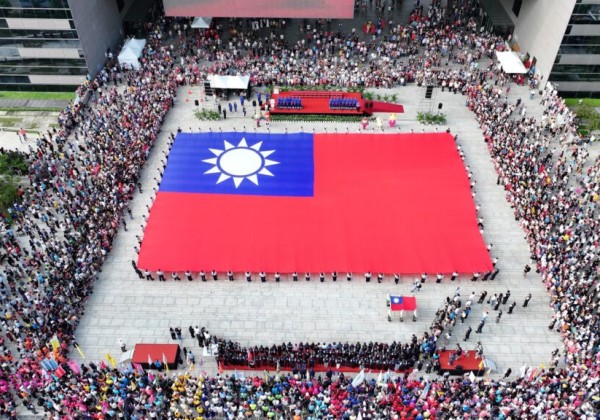 中市府國慶升旗   全國最大巨幅國旗壯觀吸睛