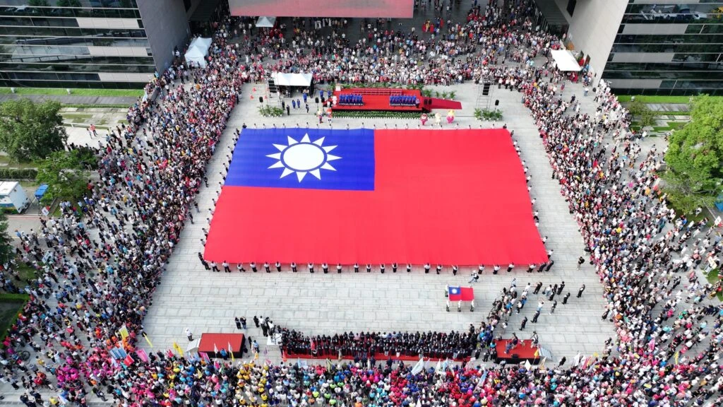 中市府國慶升旗   全國最大巨幅國旗壯觀吸睛