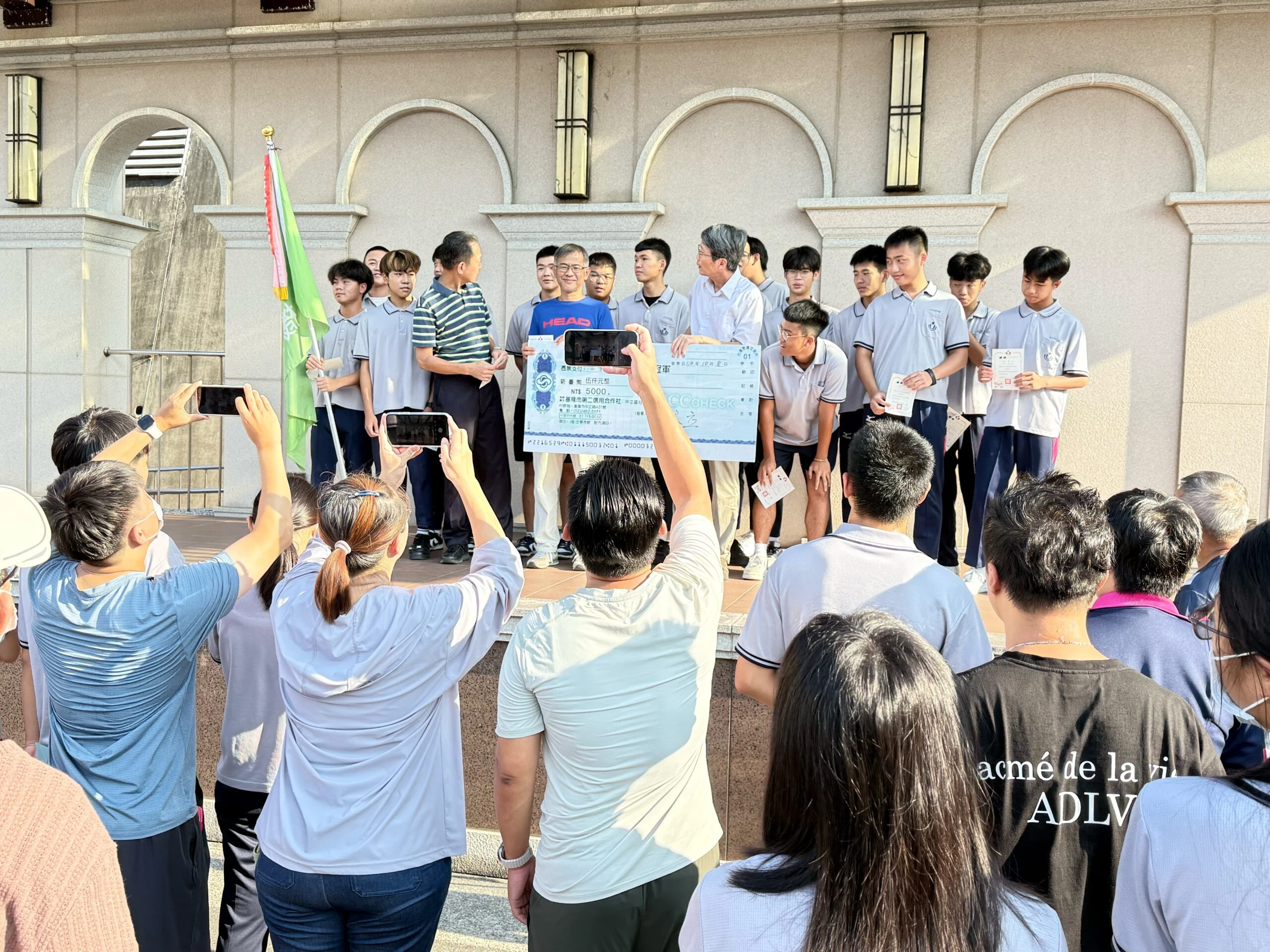 二信科籃頒獎 師生共享榮耀校長互勉發揮運動家精神鍛鍊體魄