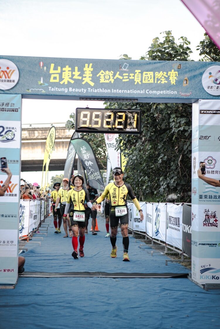 全球首見！百朵樂高玫瑰現身鐵人終點　醫護鐵人創辦人陳彥良浪漫求婚成功