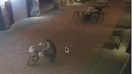 駁二慶生驚變調！女訂製蛋糕放桌上 遭「飢餓怪客」邊走邊吃全清空