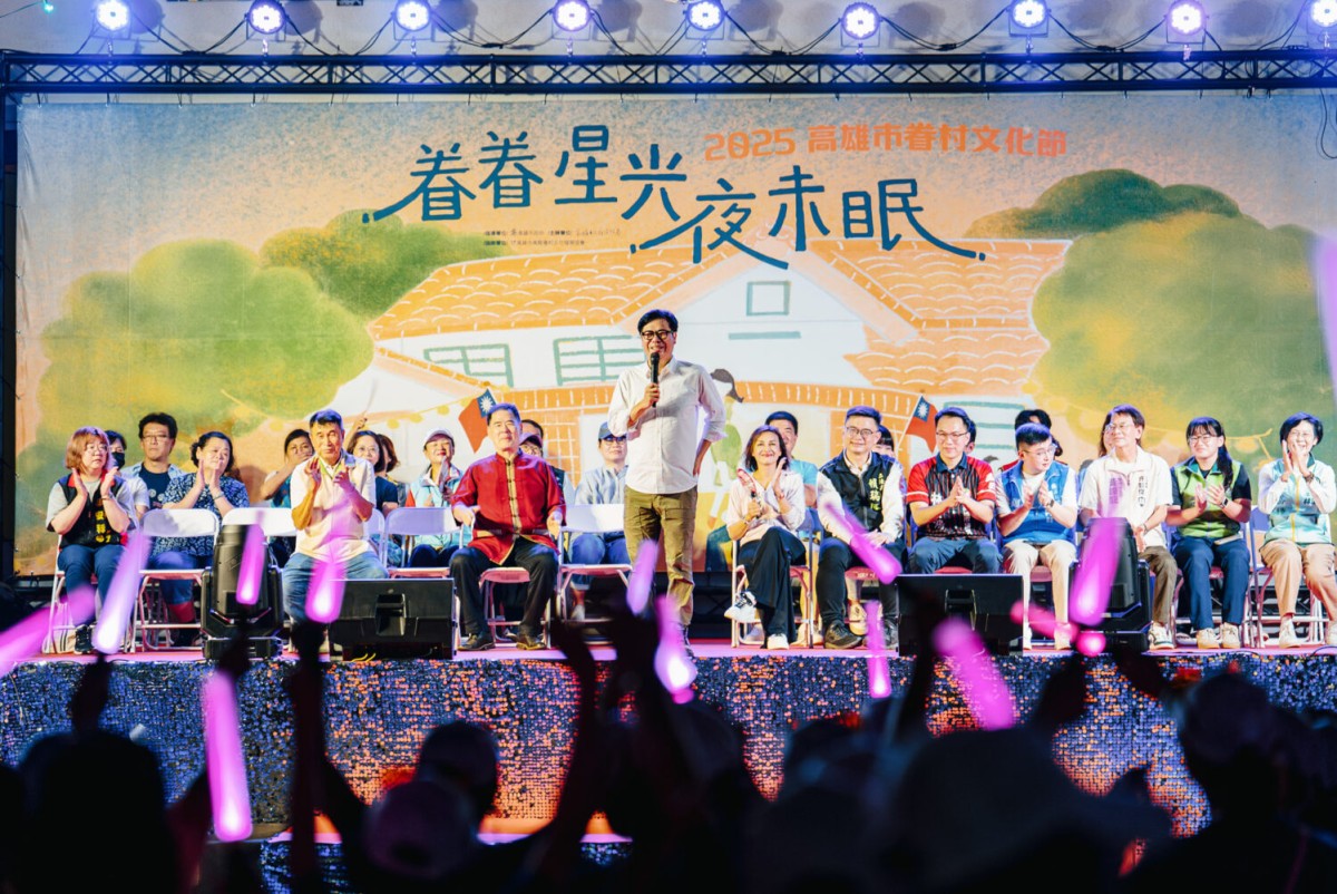 出席高雄眷村文化節  陳其邁領跳千人DISCO 邀市民夜探眷村風華