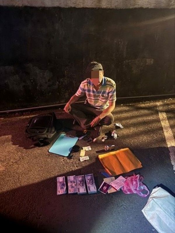 面交得手行跡可疑 中和警機警查獲通緝車手 面交得手行跡可疑 中和警機警查獲通緝車手