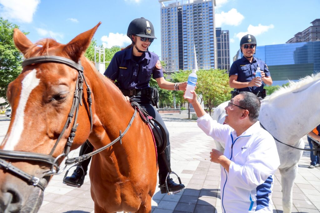 新北騎警再登國慶舞台 侯友宜:展現城市榮耀與警察精神 新北騎警再登國慶舞台 侯友宜:展現城市榮耀與警察精神