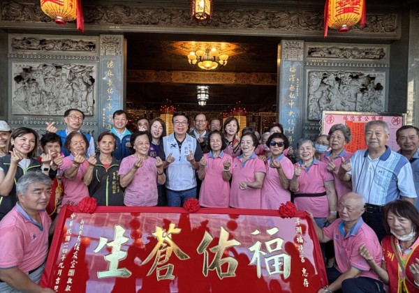 新北副市長劉和然蒞臨浮洲福德宮 贈匾讚揚公益善行