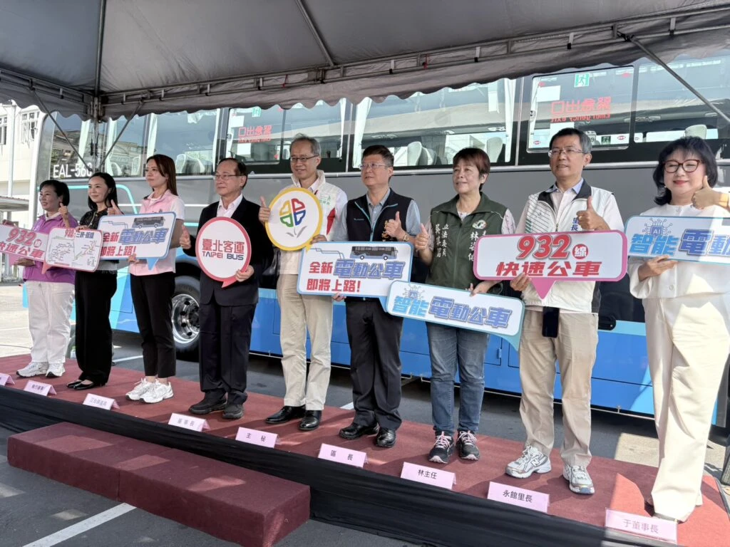 新北市電巴突破300輛  再加入快速公車生力軍 邁入綠能新紀元！