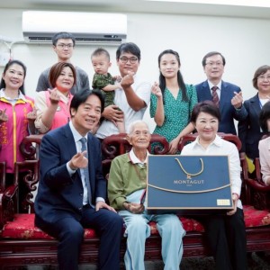 賴總統訪台中百歲人瑞  盧秀燕陪同話家常