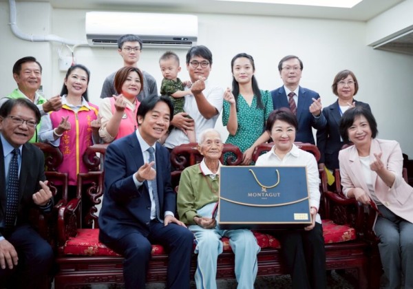 賴總統訪台中百歲人瑞  盧秀燕陪同話家常