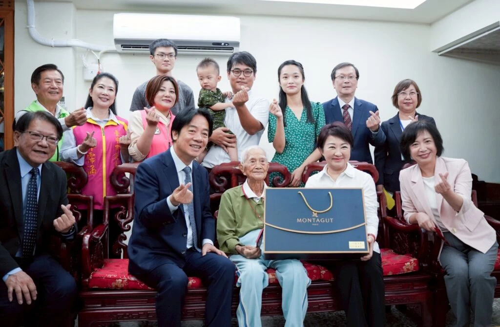 賴總統訪台中百歲人瑞  盧秀燕陪同話家常