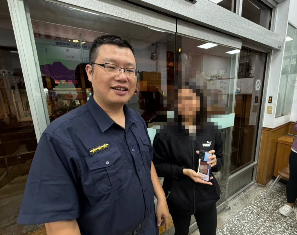 外籍移工夜市遺失手機慌張求助 「潭北警迅速協尋」暖心找回 外籍移工夜市遺失手機慌張求助 「潭北警迅速協尋」暖心找回