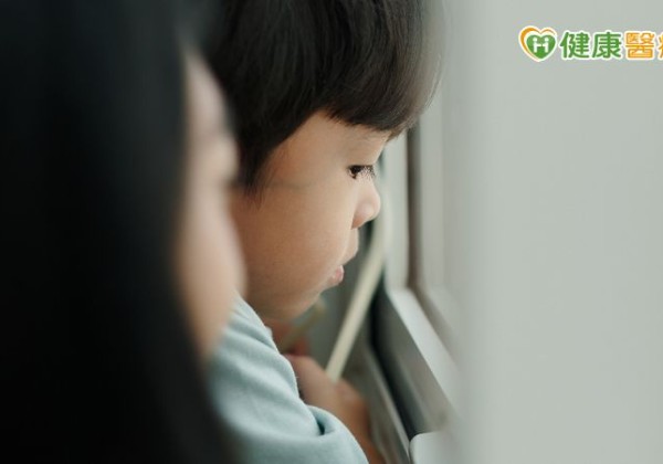 兒少近4成覺得「自己不重要」！調查：13歲青少女幸福感遠低國際平均