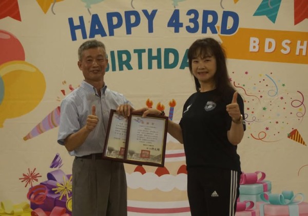 廟口一口吃天婦羅捐贈八斗高中球隊隊服 助學生閃耀圓夢