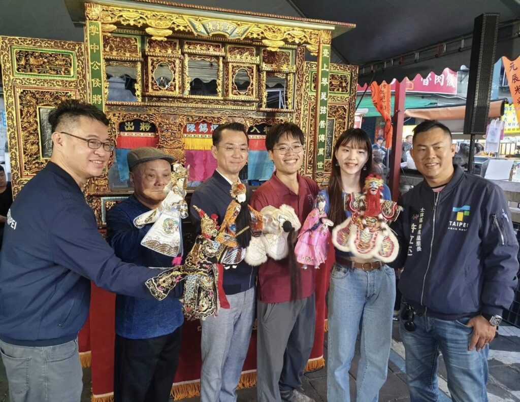 國寶掌中戲再現廟口!義信里里長許立丕結合傳統文化行銷士林夜市商圈 國寶掌中戲再現廟口!義信里里長許立丕結合傳統文化行銷士林夜市商圈
