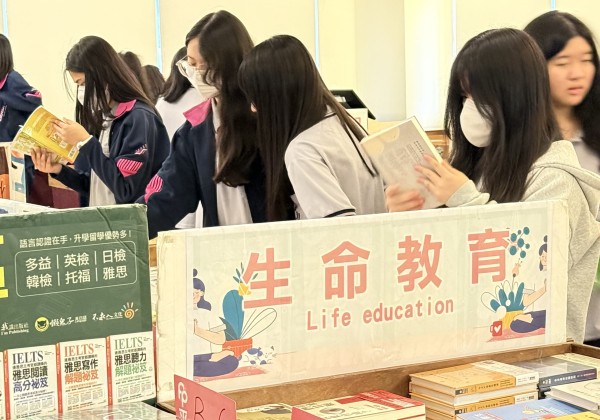 二信高中「自主悅讀」圖書展啟動學生閱讀生命力