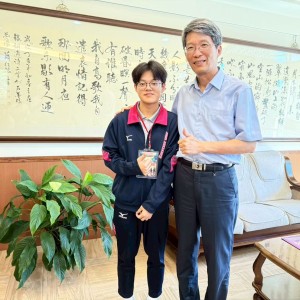 二信高中王培宇獲頒校園記者證期待往海洋航運管理發展