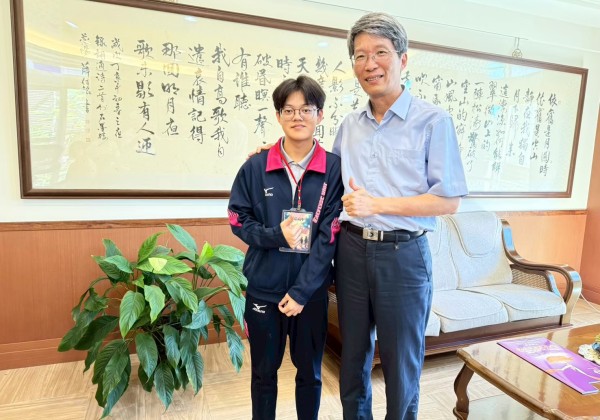 二信高中王培宇獲頒校園記者證期待往海洋航運管理發展