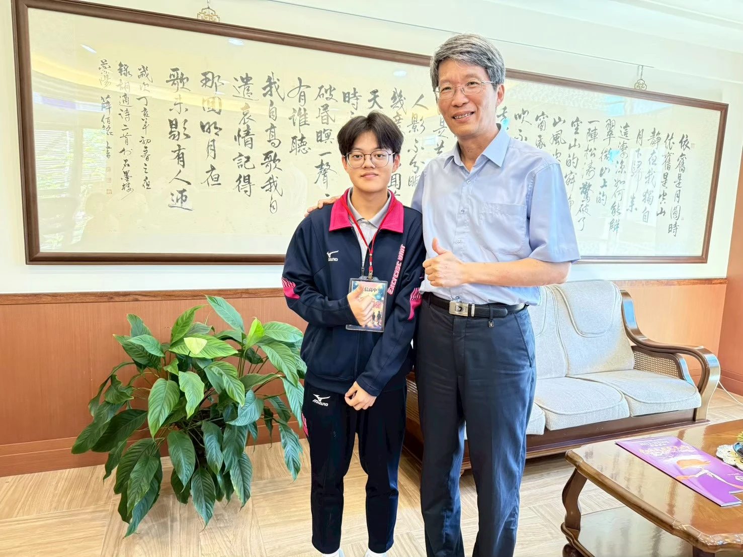 二信高中王培宇獲頒校園記者證期待往海洋航運管理發展