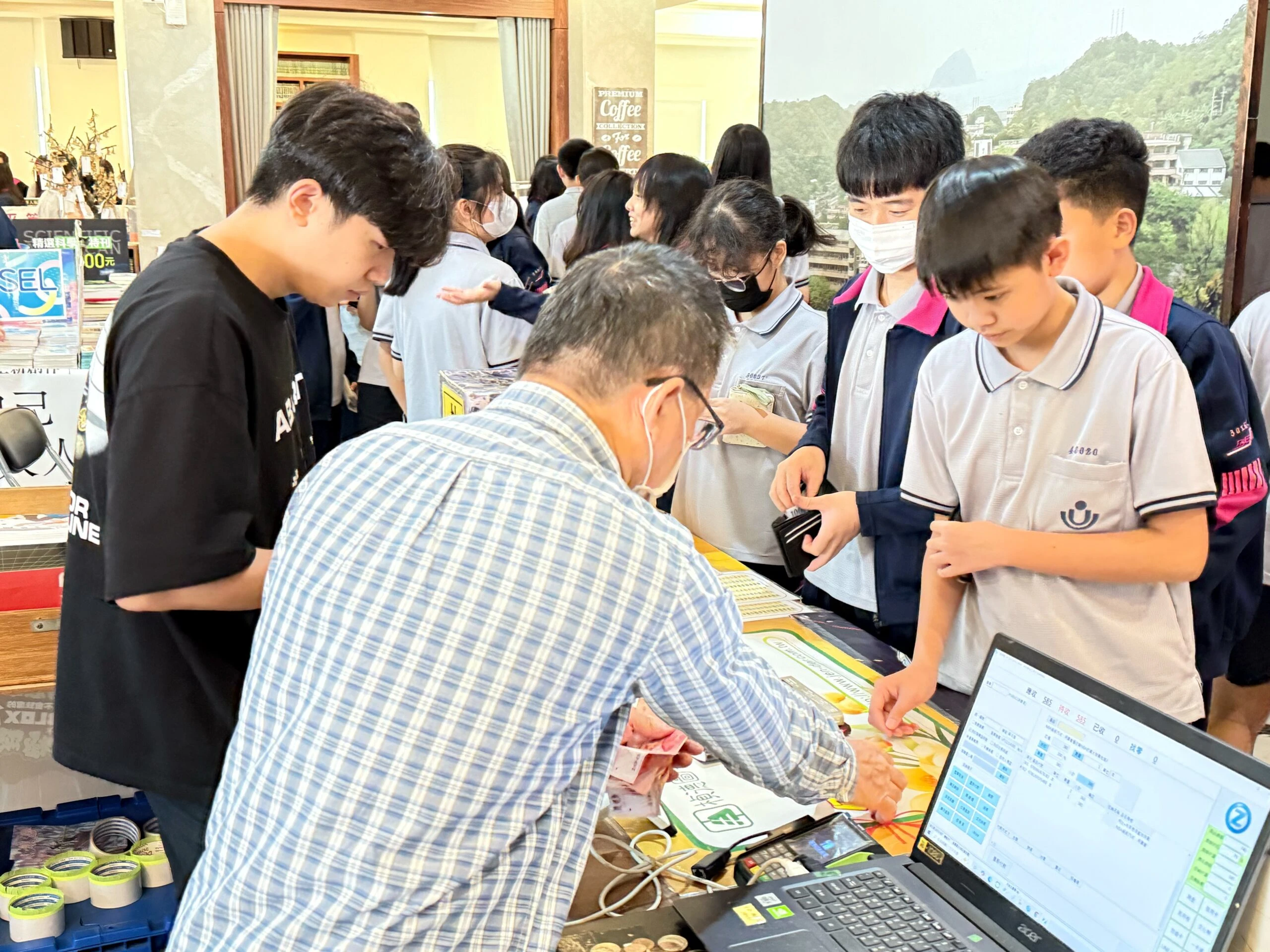 二信圖書展落幕 學生「悅讀搶購」帶回珍藏