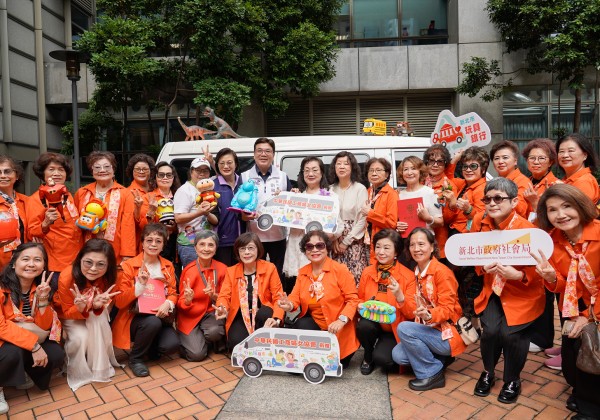 新北市「行動玩具車」2.0版啟用  工商婦女協會捐贈 深入偏鄉老少共玩