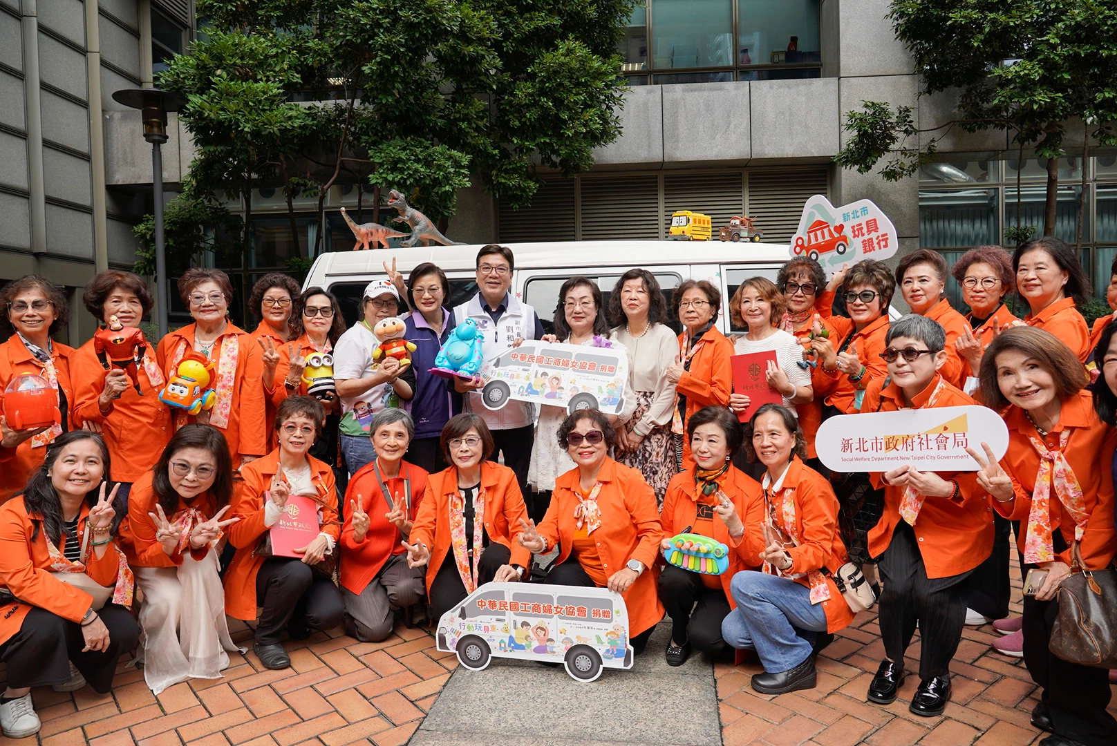 新北市「行動玩具車」2.0版啟用  工商婦女協會捐贈 深入偏鄉老少共玩