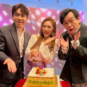 金曲甜美女神吳申梅棚內遭突襲慶生！甜喊年底新曲：我很滿意