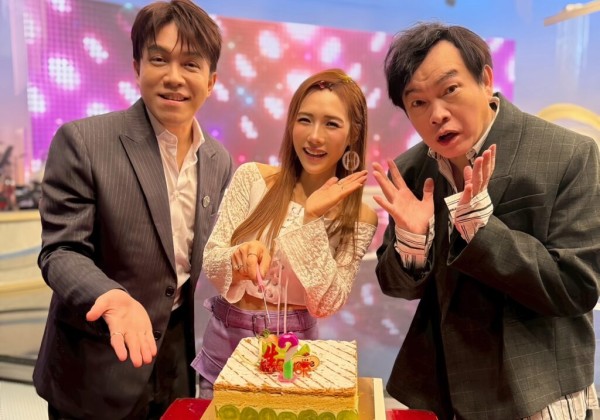 金曲甜美女神吳申梅棚內遭突襲慶生！甜喊年底新曲：我很滿意