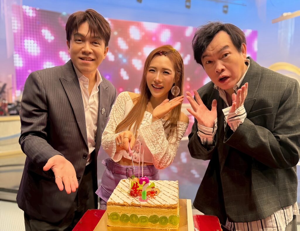 金曲甜美女神吳申梅棚內遭突襲慶生！甜喊年底新曲：我很滿意