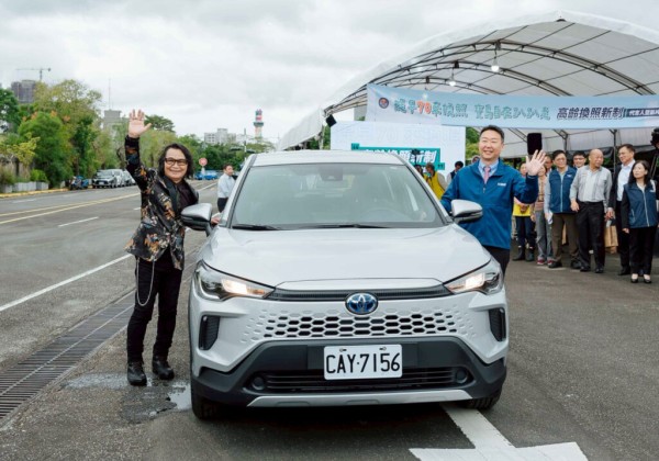 雙金歌王出馬！沈文程代言交通部高齡換照新制 帥氣載部長登場