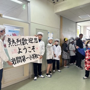 日本校園營養午餐供應台灣水果 台灣香蕉飄香笠間市岩間第一小學