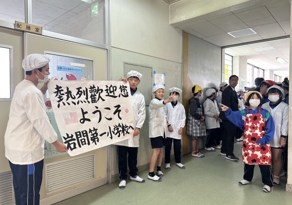 日本校園營養午餐供應台灣水果 台灣香蕉飄香笠間市岩間第一小學