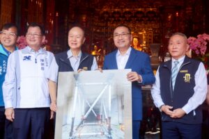 艋舺龍山寺捐贈消防救援裝備 侯友宜感謝守護救災安全 艋舺龍山寺捐贈消防救援裝備 侯友宜感謝守護救災安全