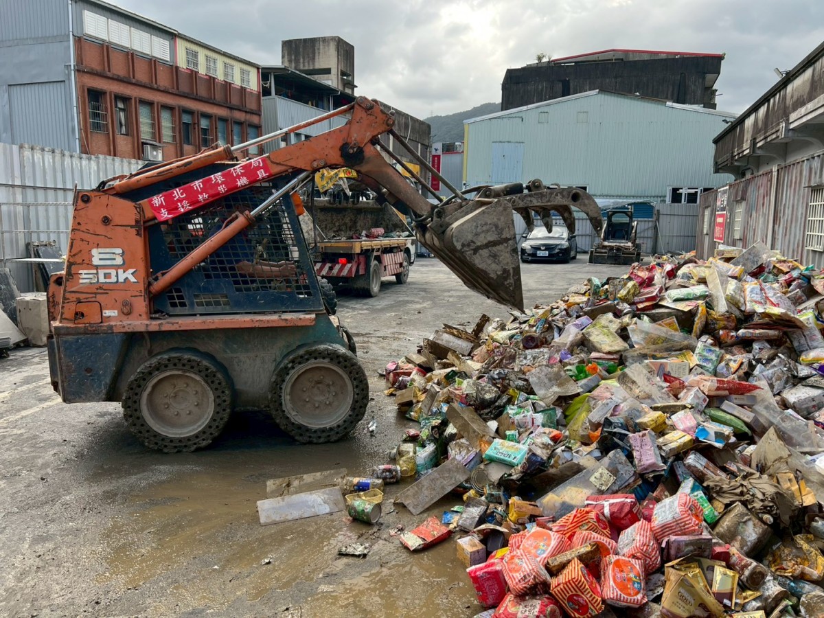 新北出動25輛機具支援宜蘭鳳凰颱風災後環境復原