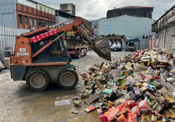 新北出動25輛機具支援宜蘭鳳凰颱風災後環境復原