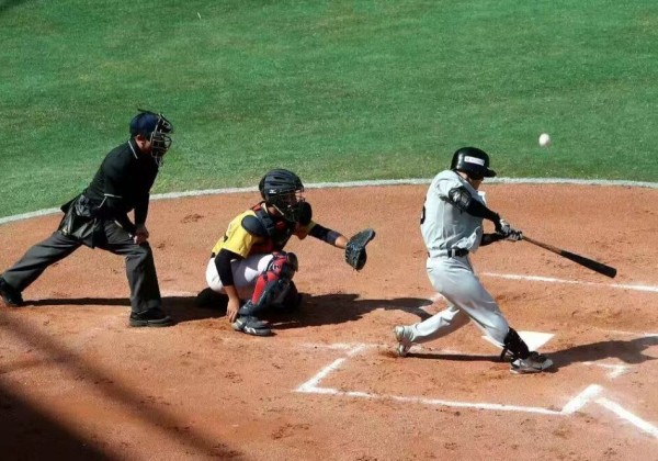 揮棒迎新年　兩岸學生棒球好手齊聚海滄跨年對戰