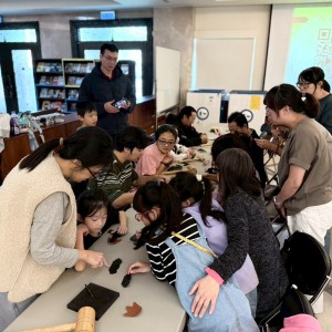 二信高中圖書館舉辦親子鞋作體驗強化社區資源共享