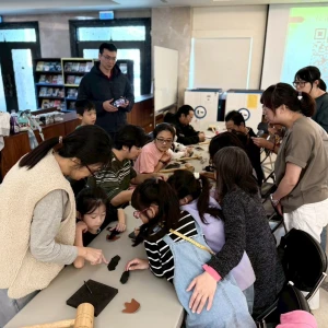 二信高中圖書館舉辦親子鞋作體驗強化社區資源共享