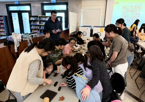 二信高中圖書館舉辦親子鞋作體驗強化社區資源共享
