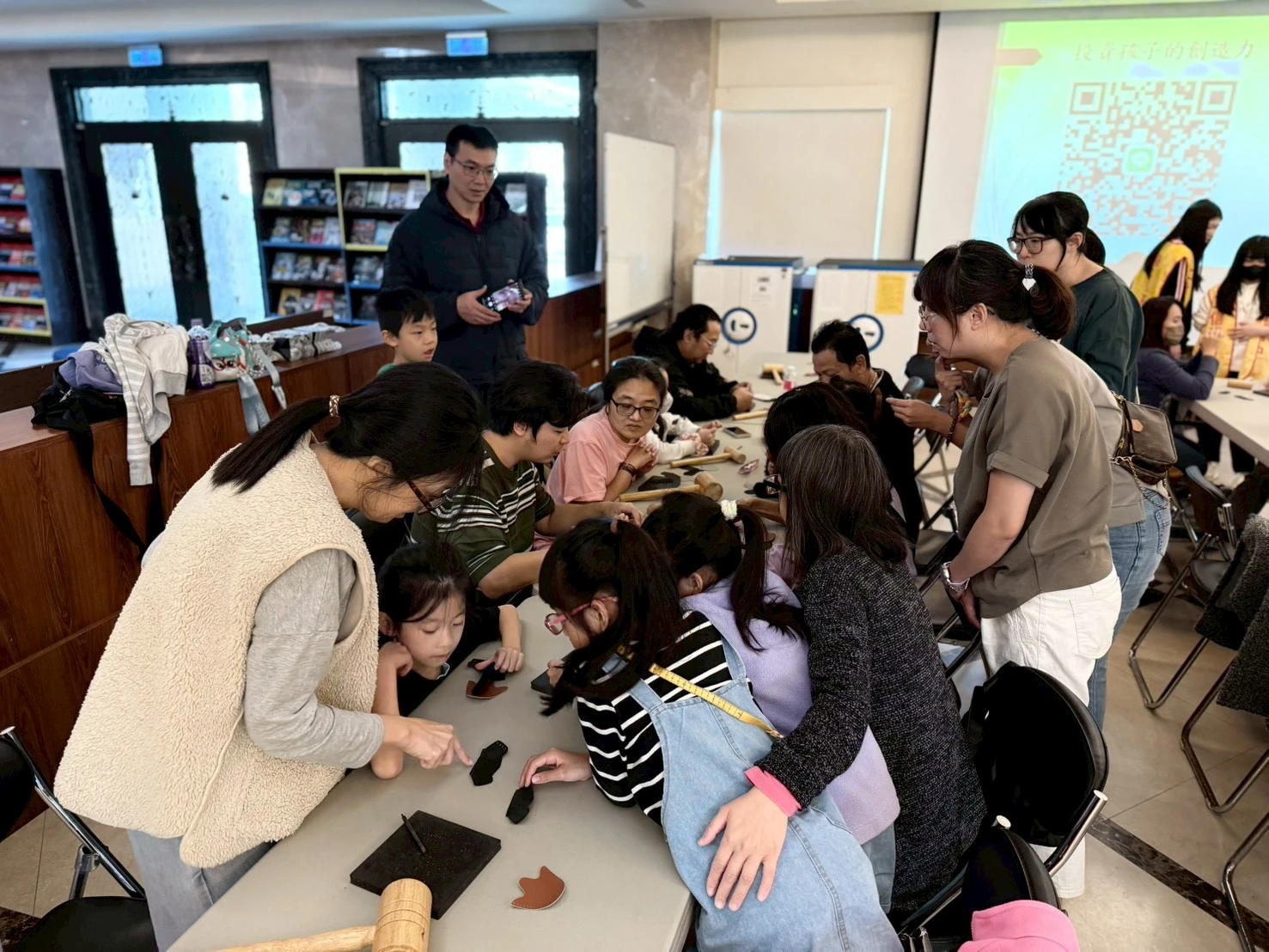 二信高中圖書館舉辦親子鞋作體驗強化社區資源共享