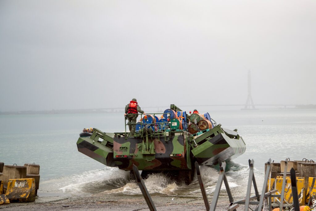 共軍遠程火箭對北部實彈射擊24浬目標區　 第三作戰區實施河道阻絕設置演練