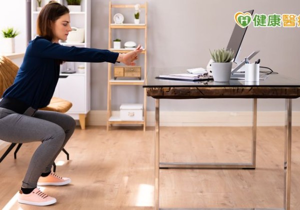 你今天坐了幾個小時？專家：比昨天多動一點取代久坐就能改善情緒