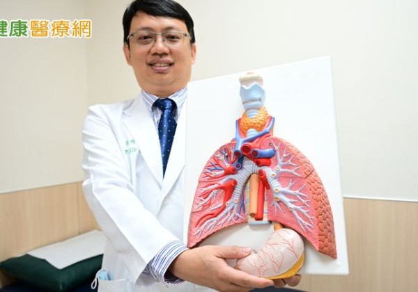 以為胃食道逆流竟是第三期食道癌　微創手術重建老菸槍食道保命