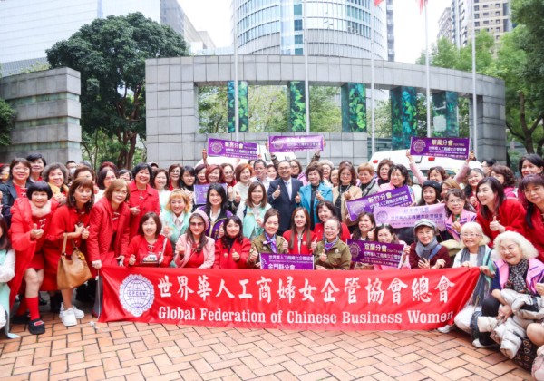 代表受贈2輛高頂救護車 侯友宜感謝團體企業共同提升新北救護量能