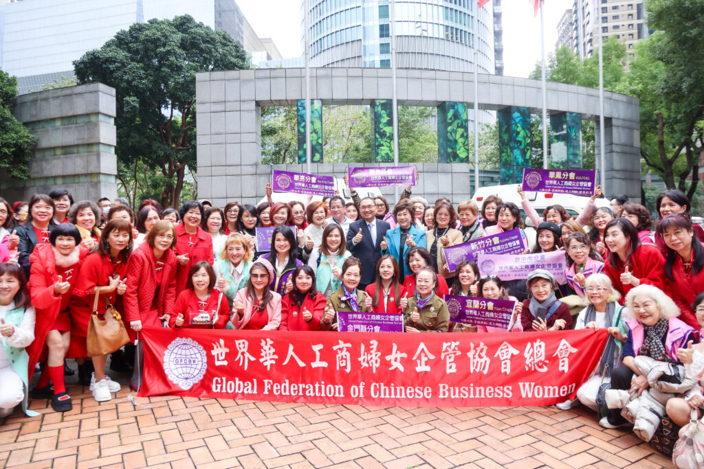 代表受贈2輛高頂救護車 侯友宜感謝團體企業共同提升新北救護量能