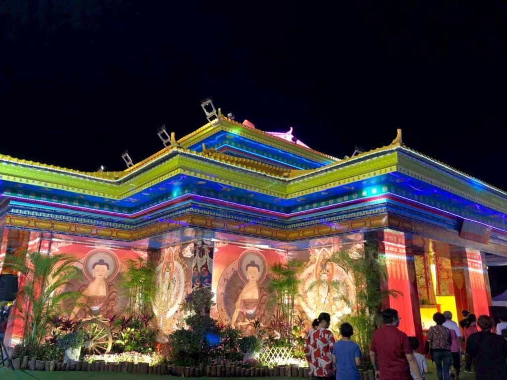 苗栗「天靈寺藏密壇城舍利館」開幕 元宵燈會登場 元宵燈會夜幕點燈,萬盞明燈環繞苗栗天靈寺藏密壇城,吸引民眾駐足欣賞。(圖/社團法人中華國際嘎檔巴佛教總會 提供)