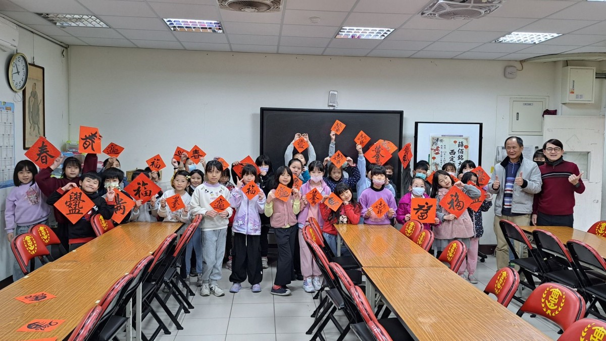 西定國小邀請薛佰銘大師到校揮毫迎新春 西定國小邀請薛佰銘大師到校揮毫迎新春